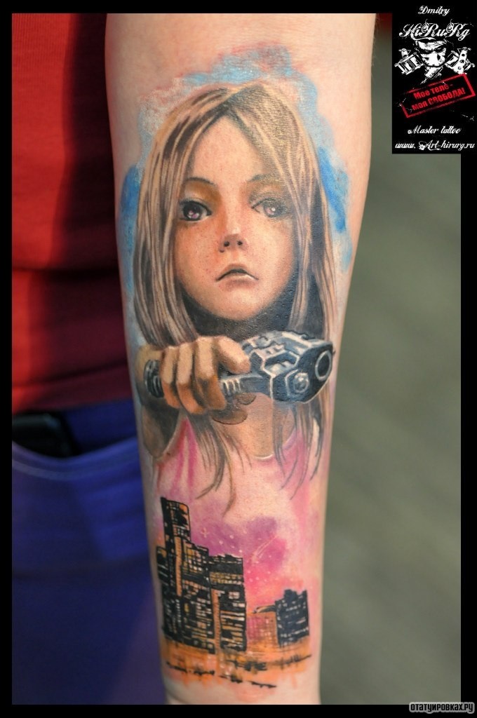 Фотография татуировки под названием «Девочка и пистолет на фоне города»