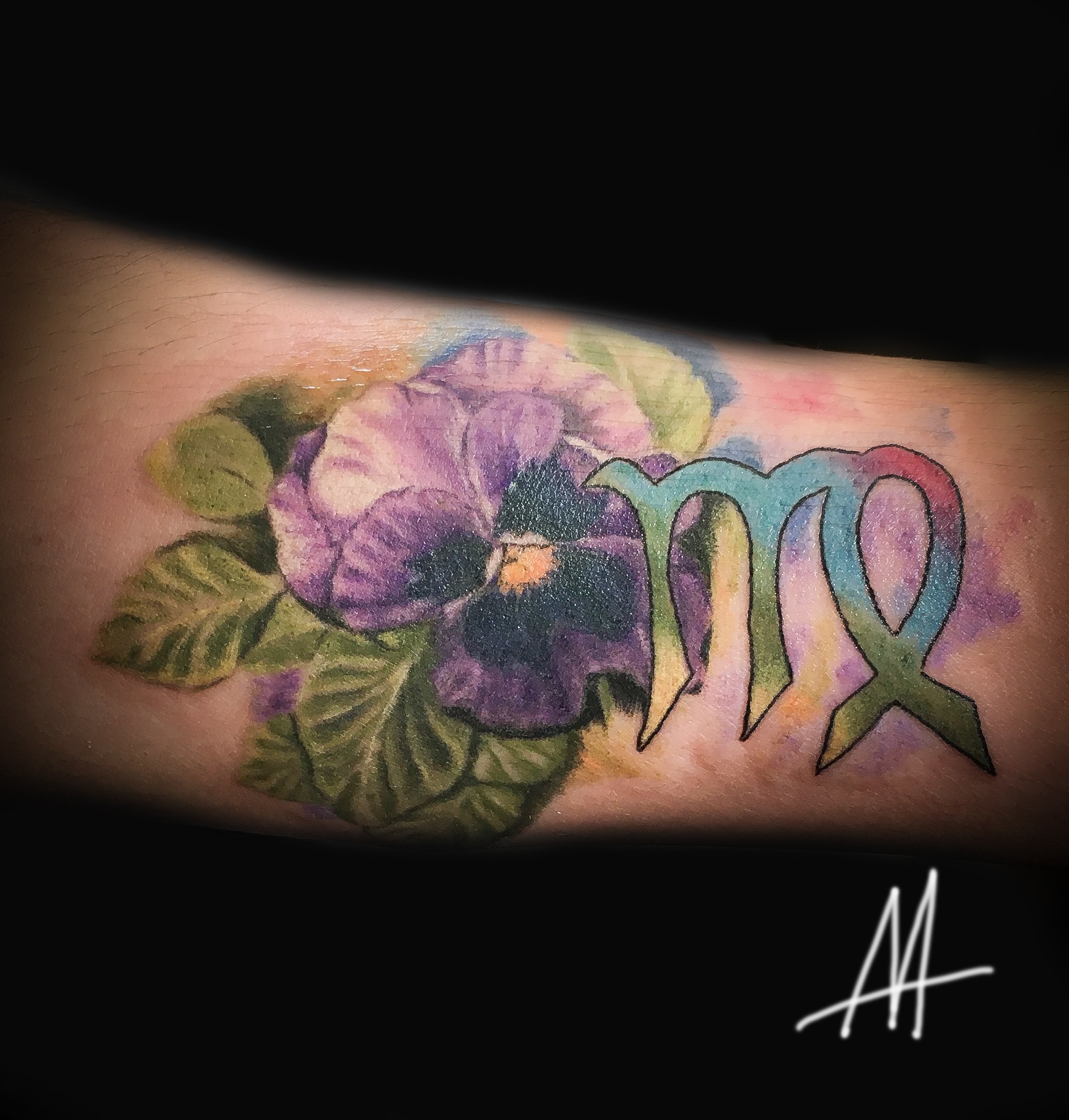 Фотография татуировки под названием «Цветы и знак зодиака»