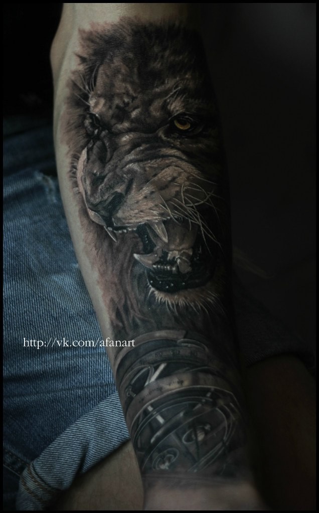 Фотография татуировки под названием «лев»