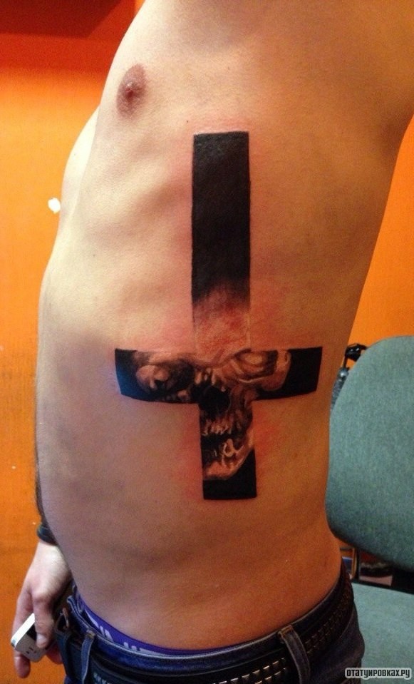 Фотография татуировки под названием «Перевернутый крест»