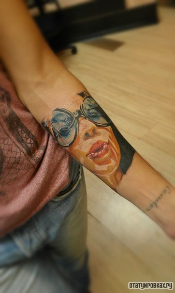Фотография татуировки под названием «Лицо девушки в очках»