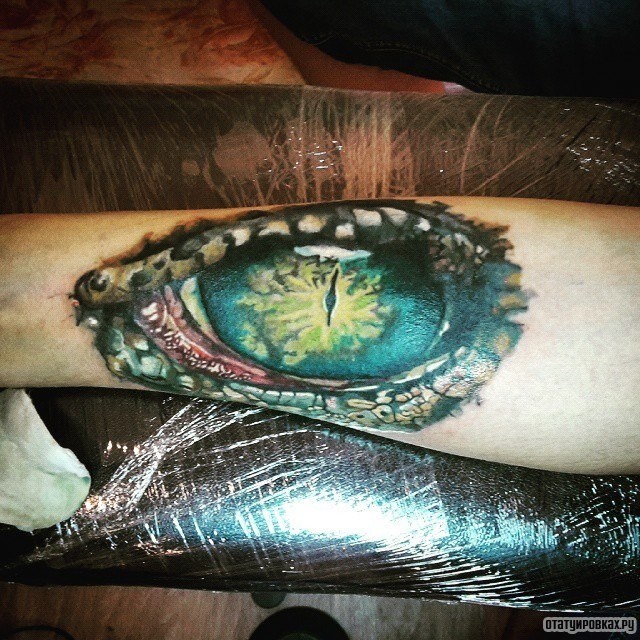 Фотография татуировки под названием «Глаз крокодила»