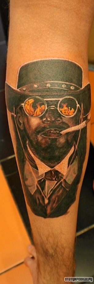 Фотография татуировки под названием «Человек в шляпе с сигаретой»