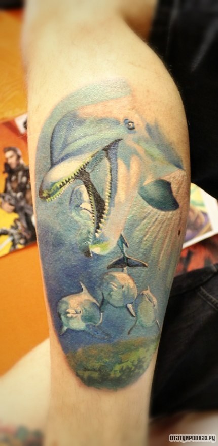Фотография татуировки под названием «Дельфины»