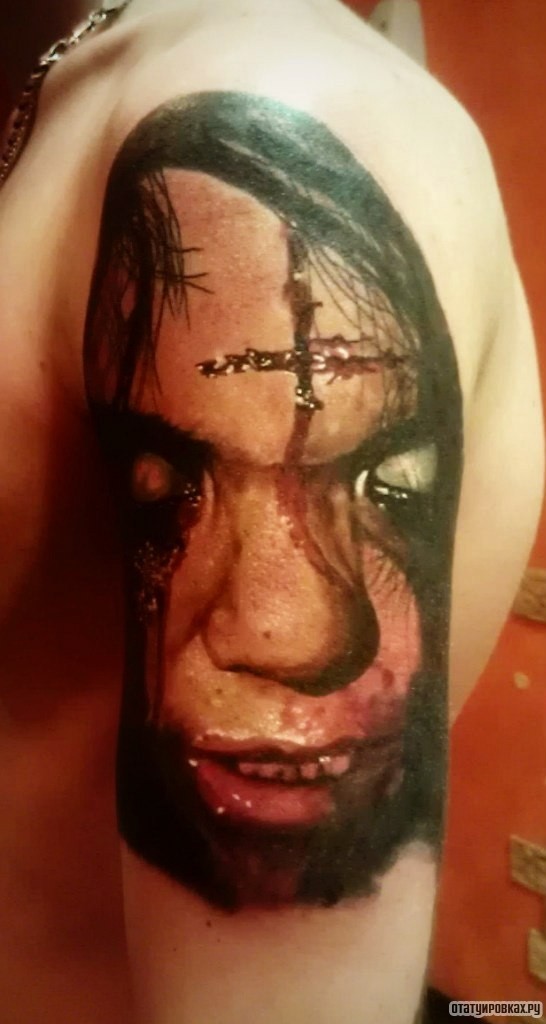 Фотография татуировки под названием «Девушка с крестом на лбу»