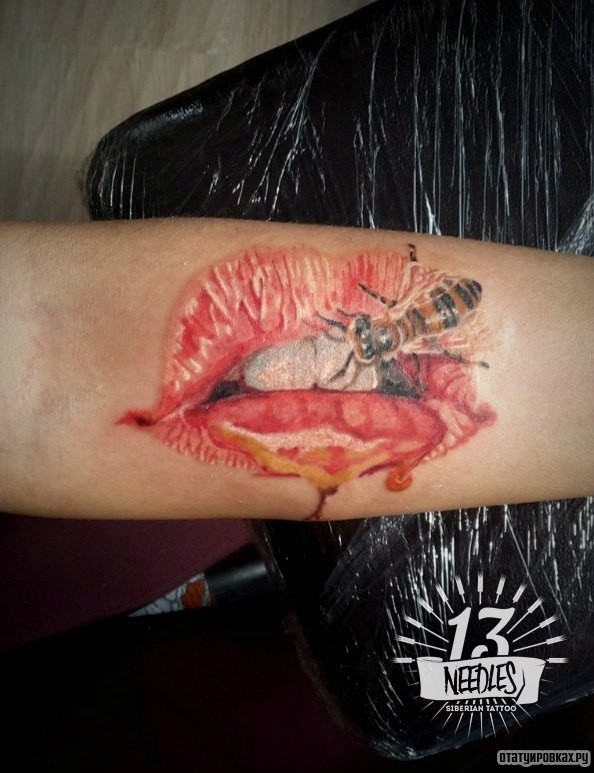 Фотография татуировки под названием «Губы с пчелой»