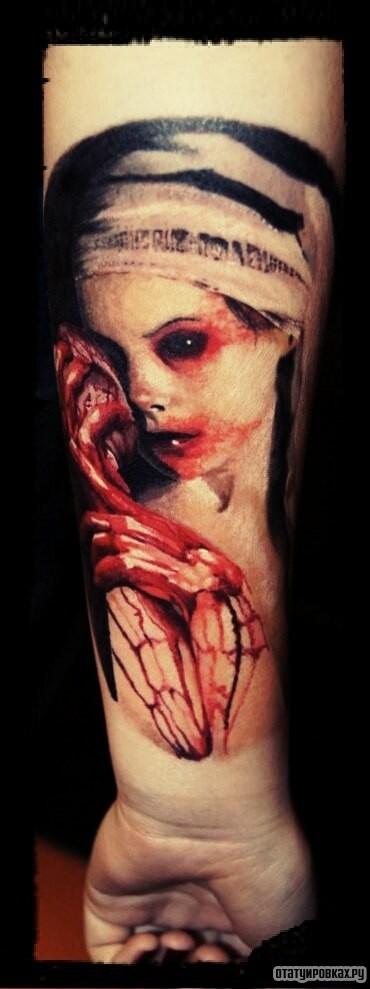 Фотография татуировки под названием «Девушка с кровавыми руками»
