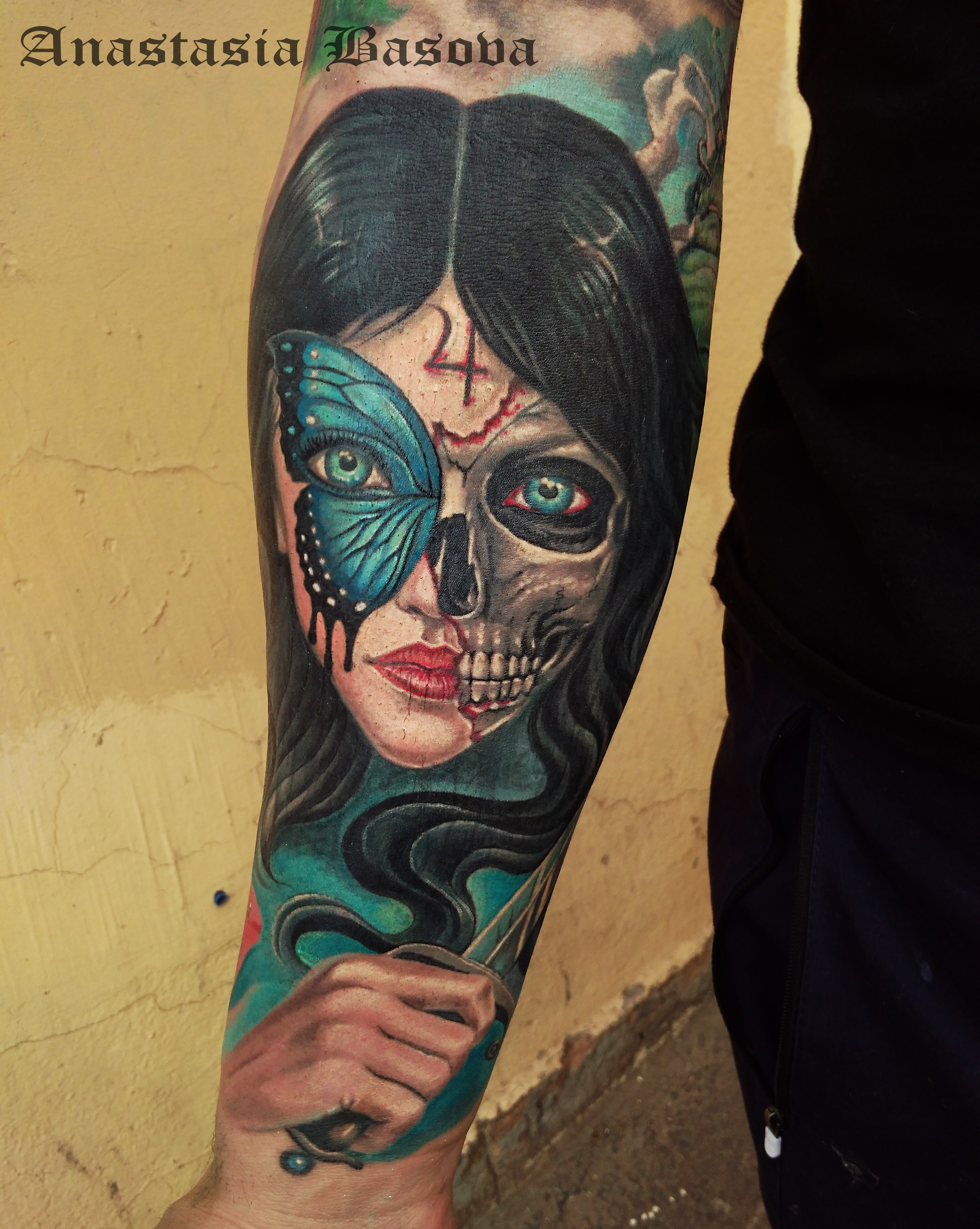 Фотография татуировки под названием «алиса с ножом»