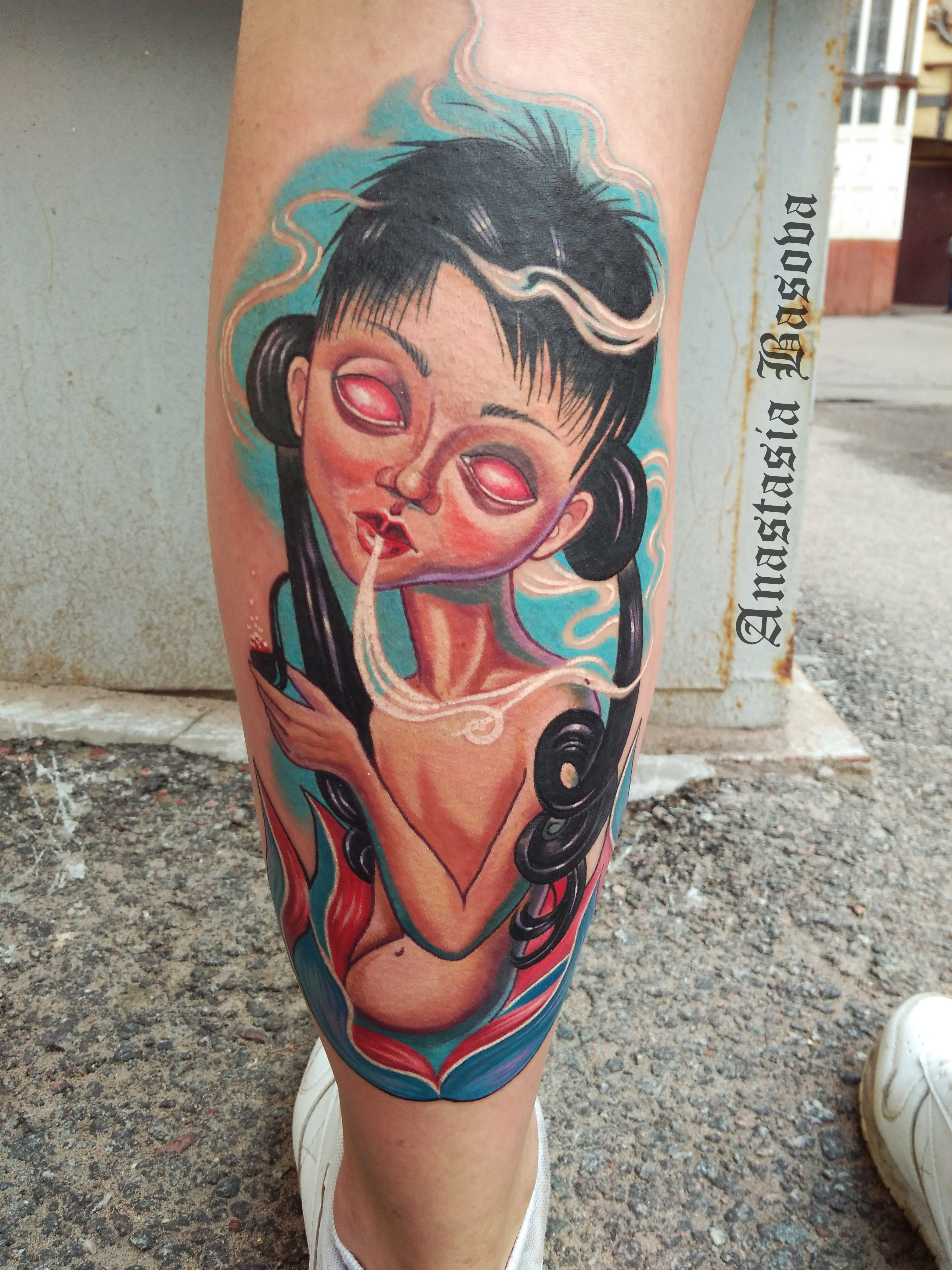 Фотография татуировки под названием «Девушка курит трубку»