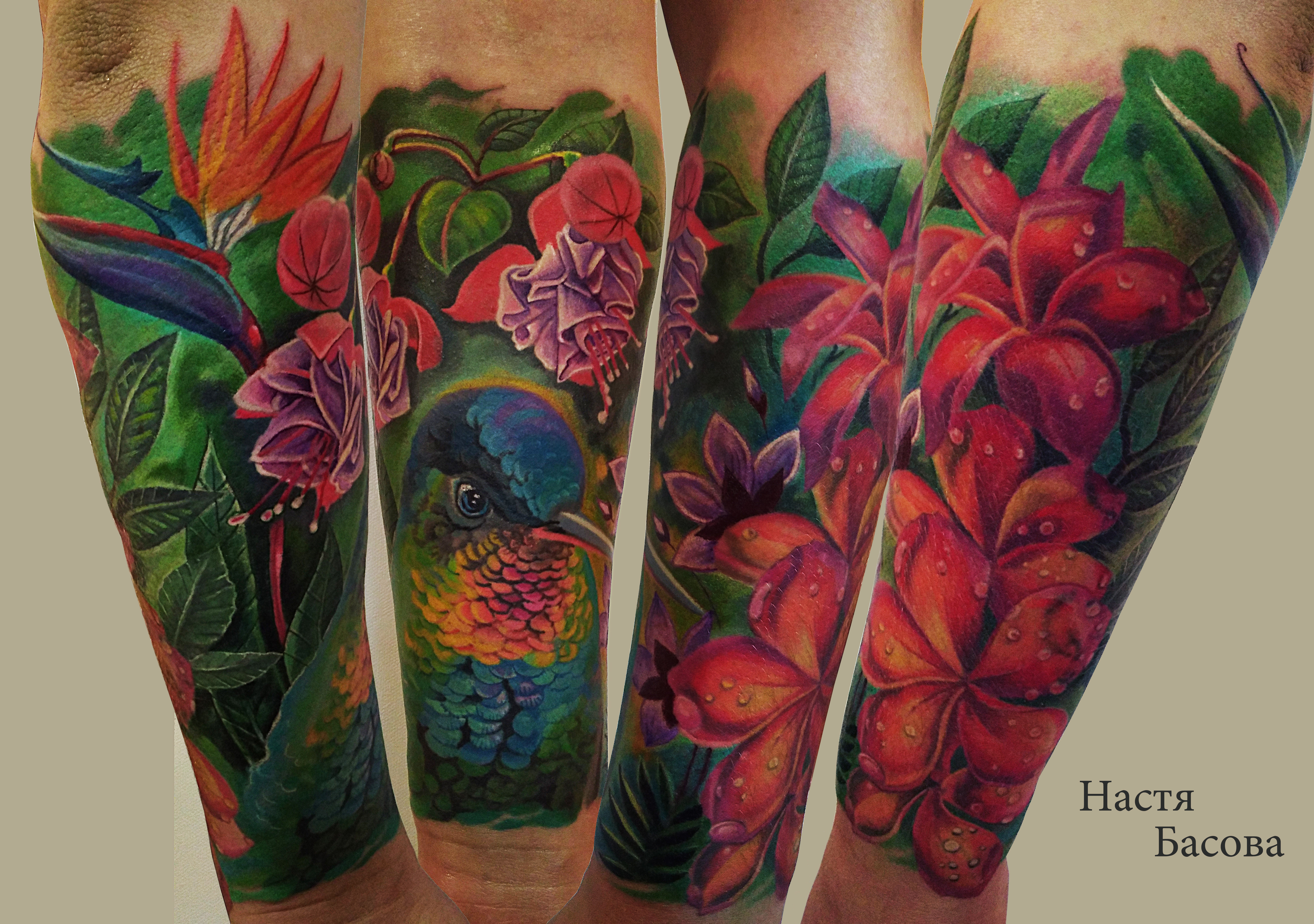 Фотография татуировки под названием «цветы колибри»