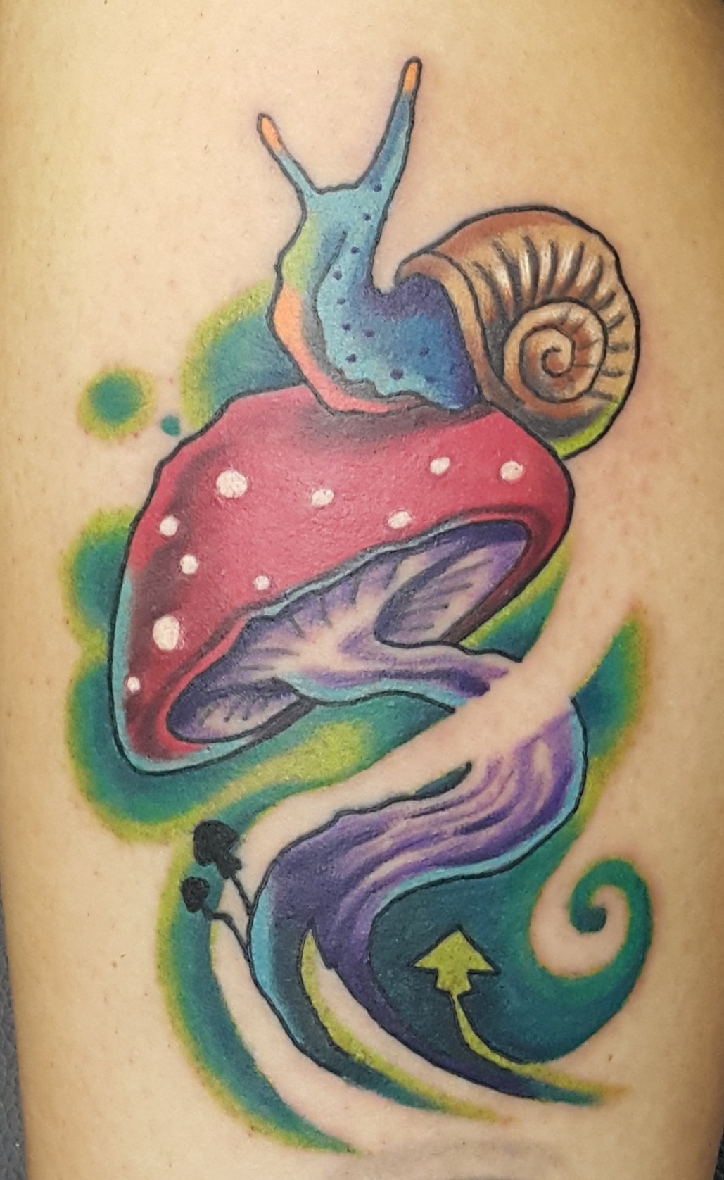 Фотография татуировки под названием «Улитка на грибе»