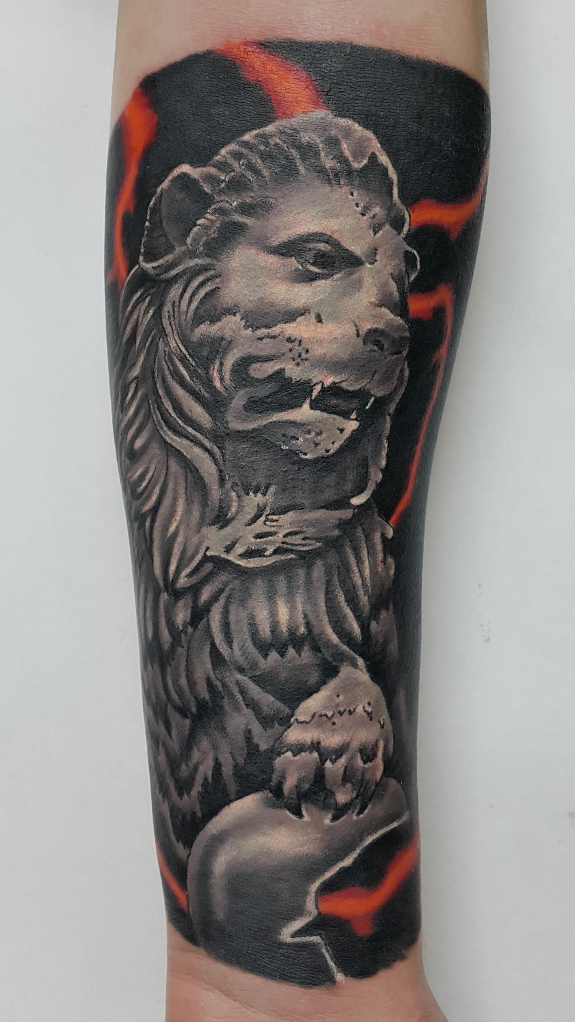 Фотография татуировки под названием «Скульптура льва»