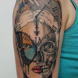 Девушка череп  на плече (на руке)