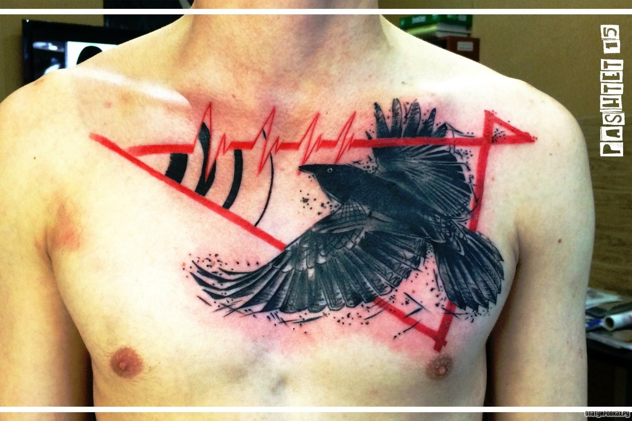 Фотография татуировки под названием «Ворона в красном треугольнике»
