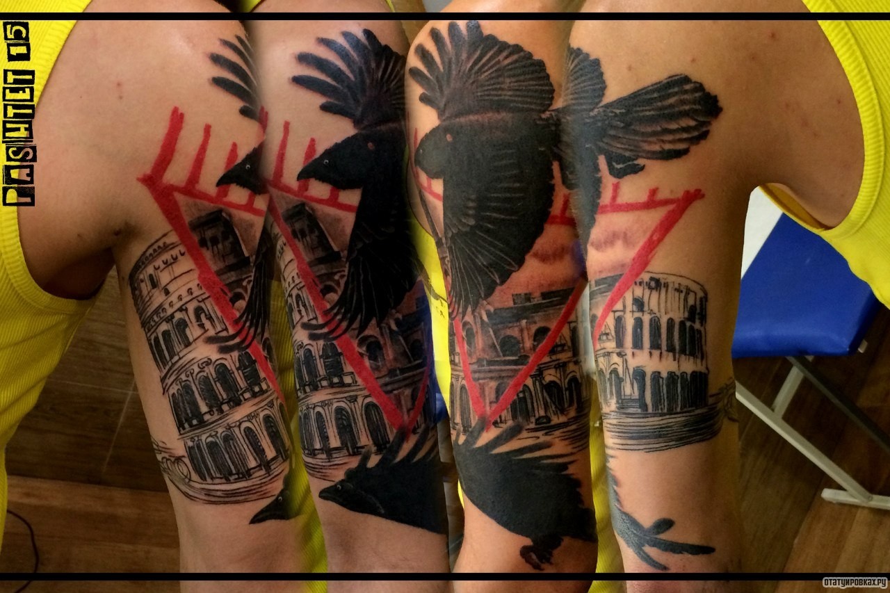 Фотография татуировки под названием «Ворона на фоне города»