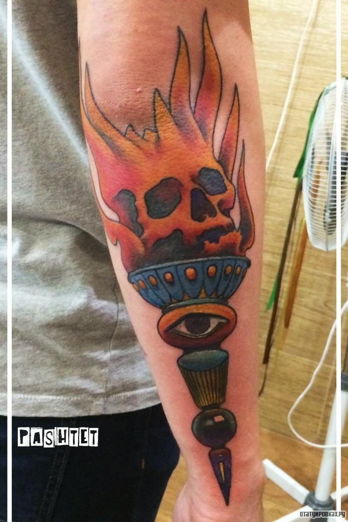 Фотография татуировки под названием «Череп факел огонь»
