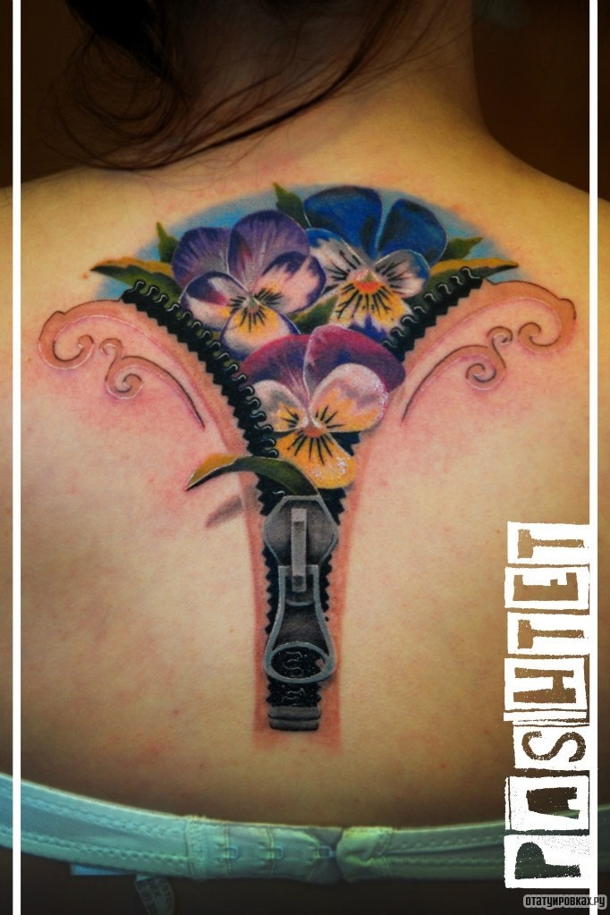 Фотография татуировки под названием «Цветы под молнией»