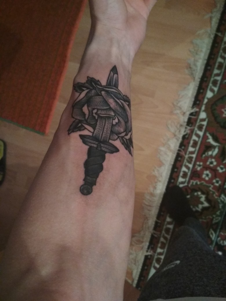 Фотография татуировки под названием «Тату кинжал и роза»