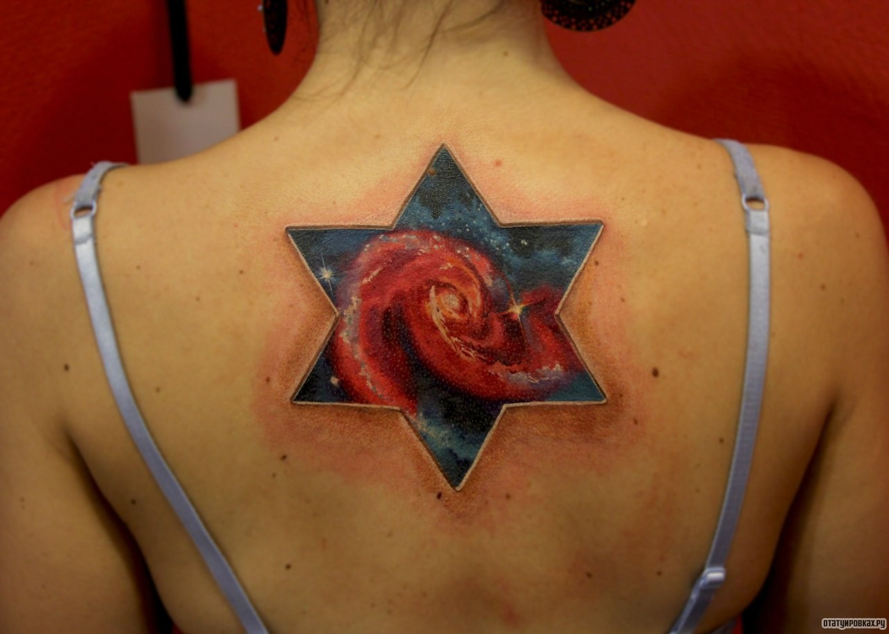 Фотография татуировки под названием «Звезда и млечный путь»