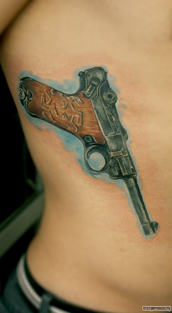 Фотография татуировки под названием «Пистолет револьвер»