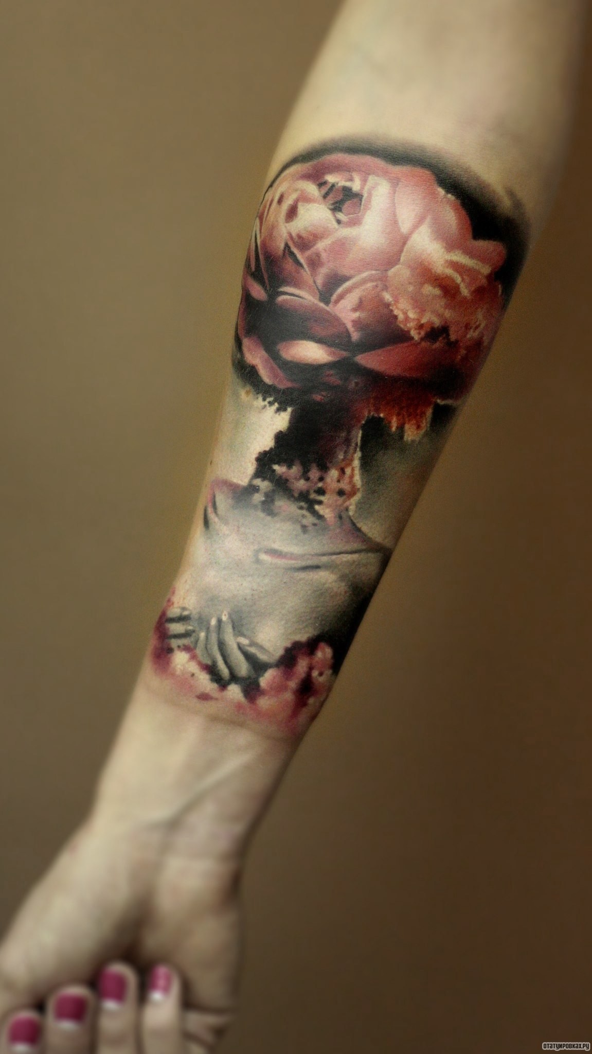 Фотография татуировки под названием «Ядерный взрыв и роза»