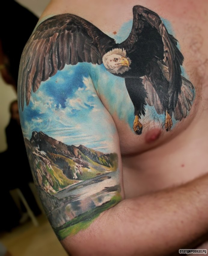 Фотография татуировки под названием «Орел на фоне гор»