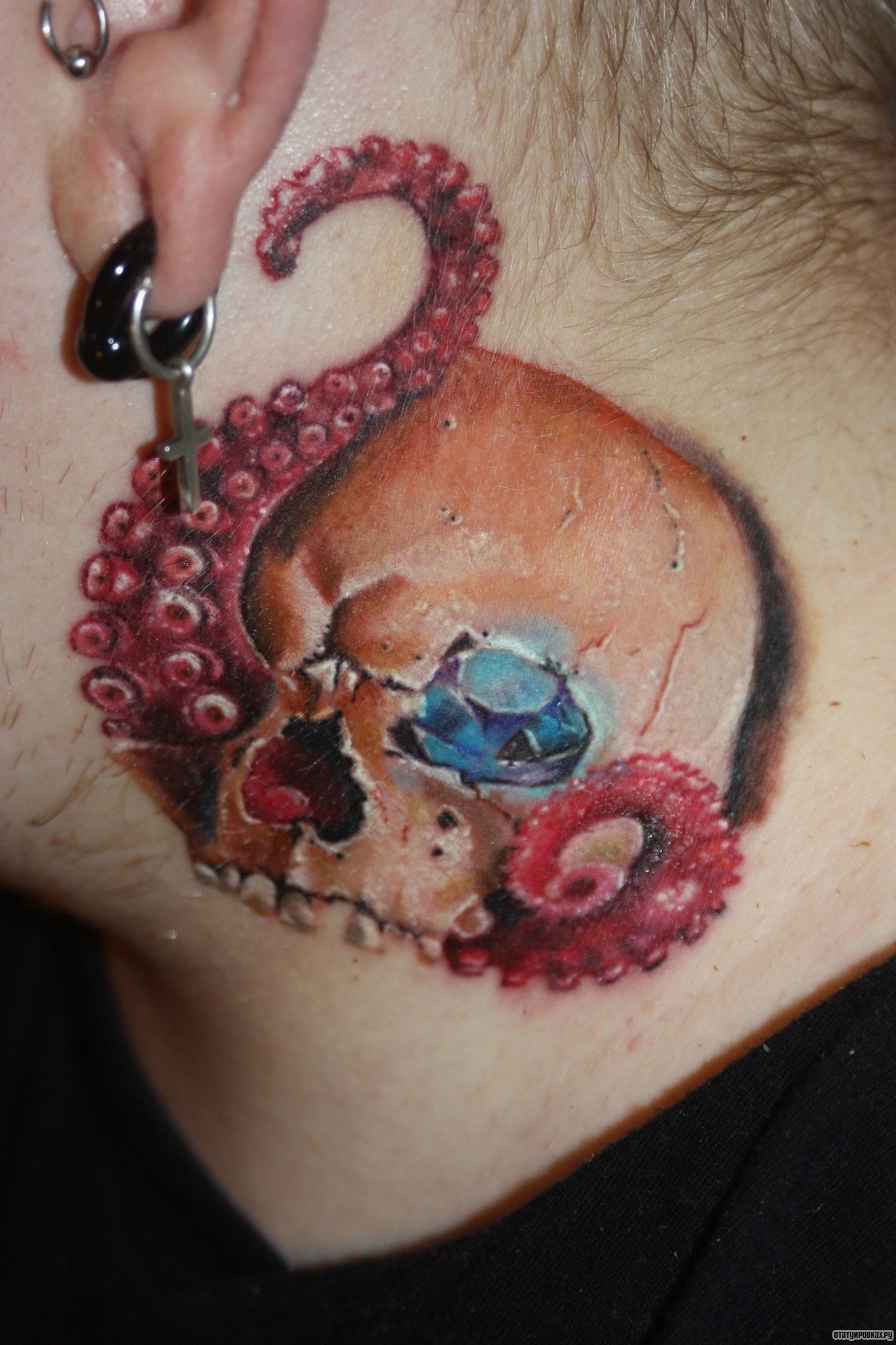 Фотография татуировки под названием «Щупальца осьминога в черепе»