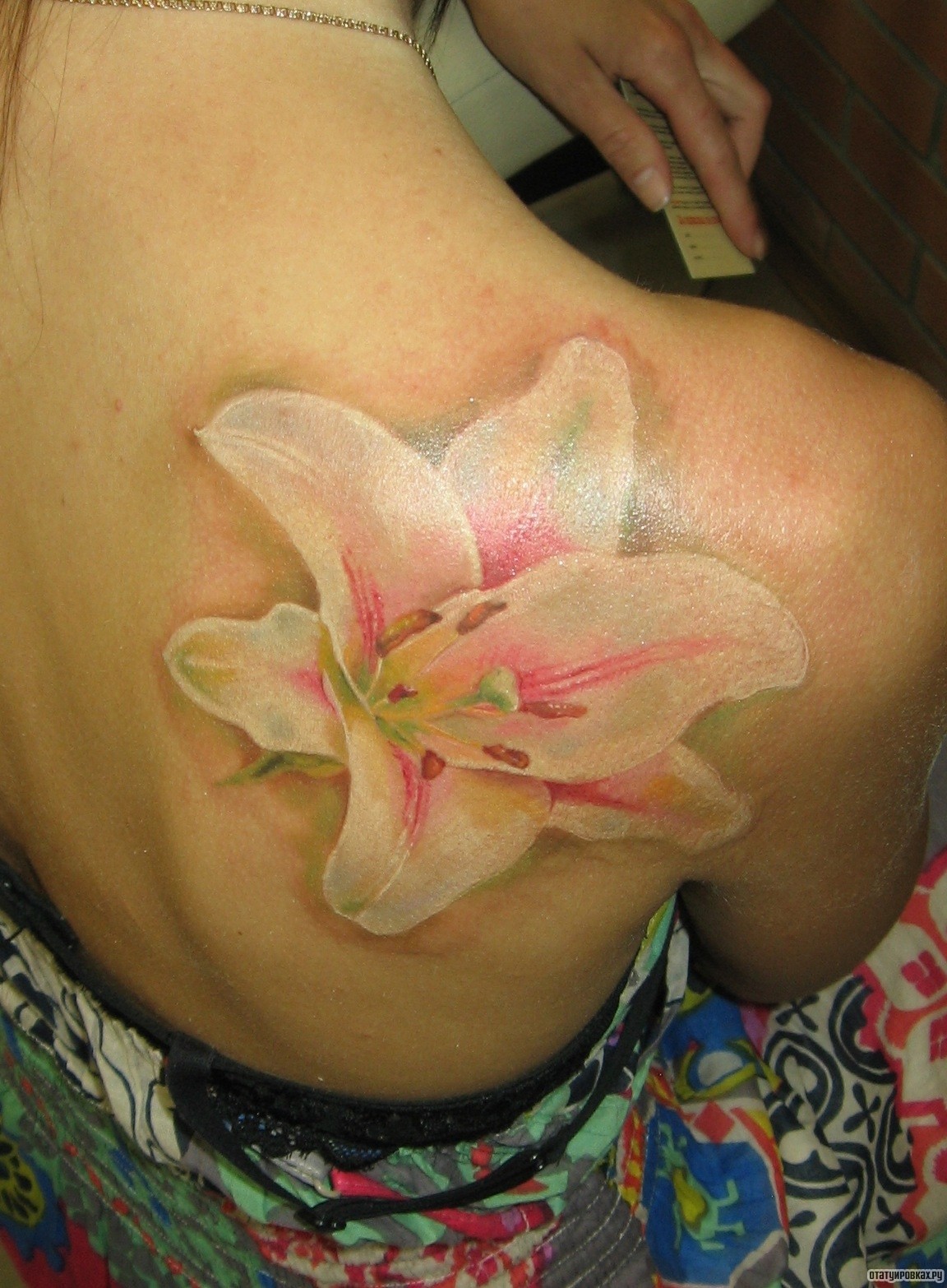 Фотография татуировки под названием «Лилия белая»