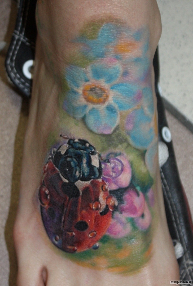 Фотография татуировки под названием «Бабка коровка и цветы»
