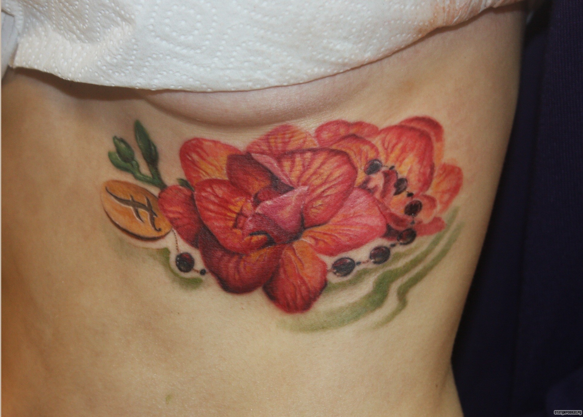 Фотография татуировки под названием «Красные цветы»