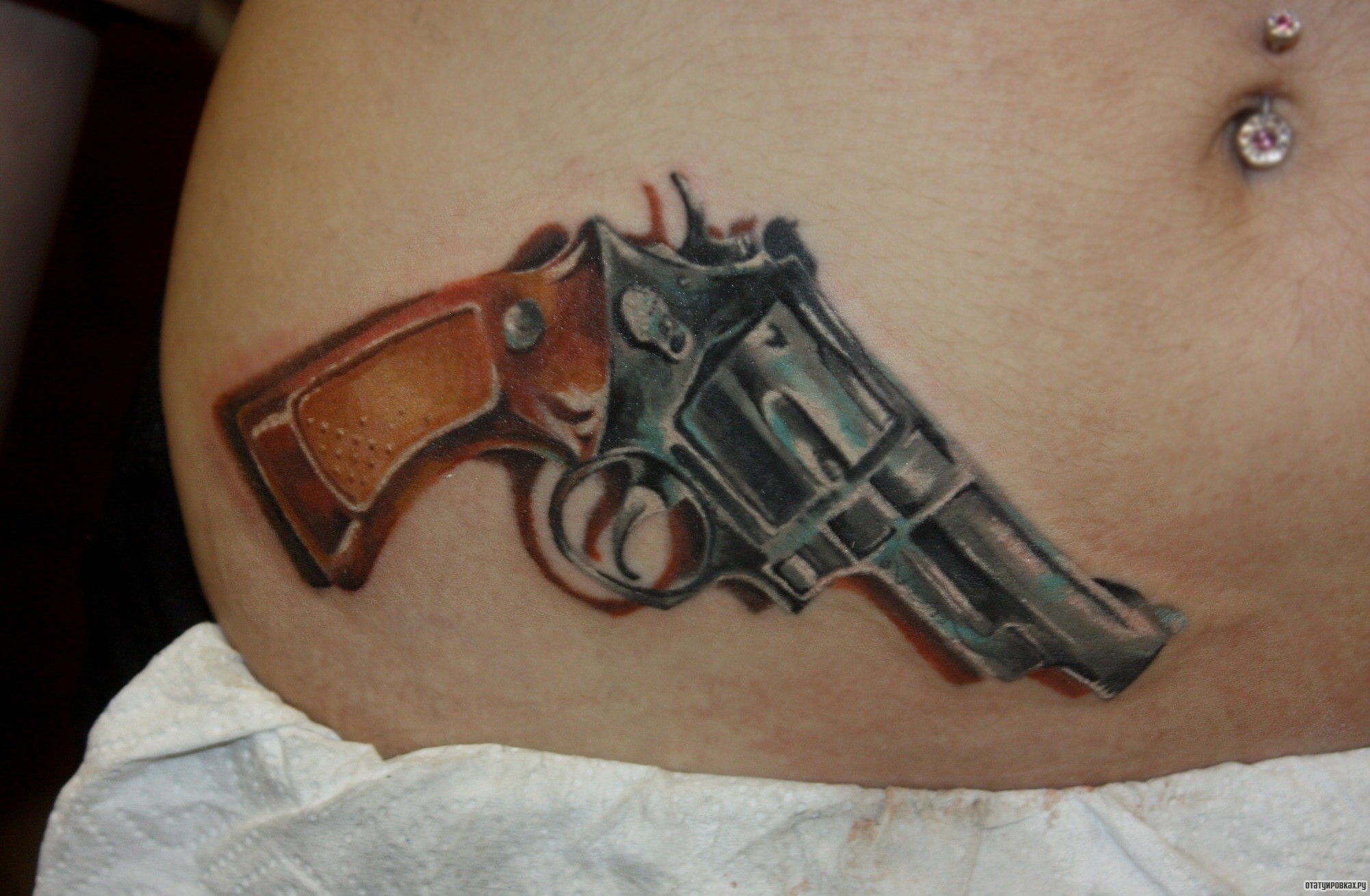 Фотография татуировки под названием «Револьвер»