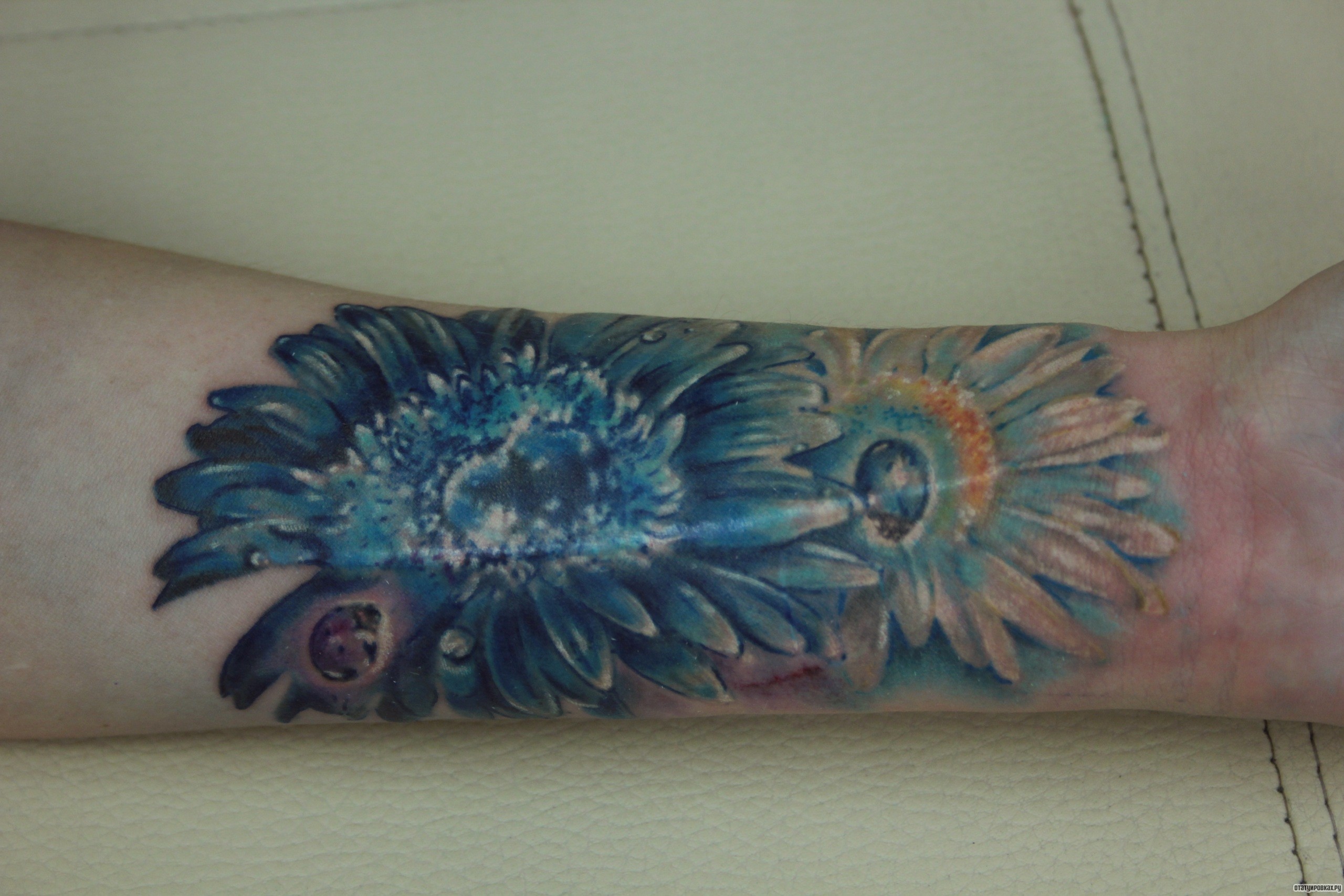 Фотография татуировки под названием «Голубые цветы»