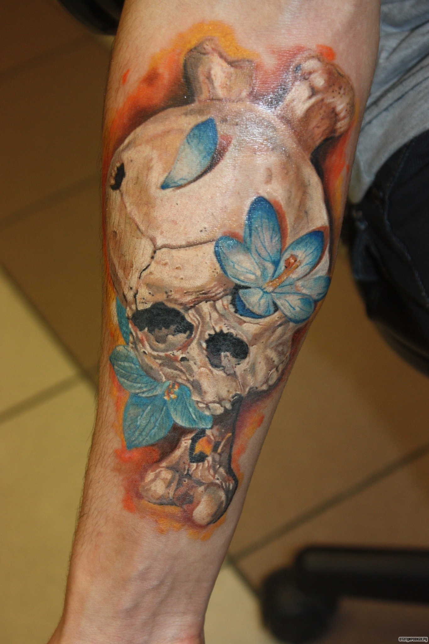 Фотография татуировки под названием «Череп с цветами»