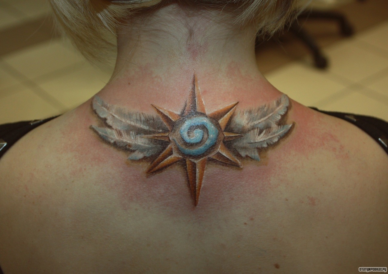 Фотография татуировки под названием «Звезда и перья»