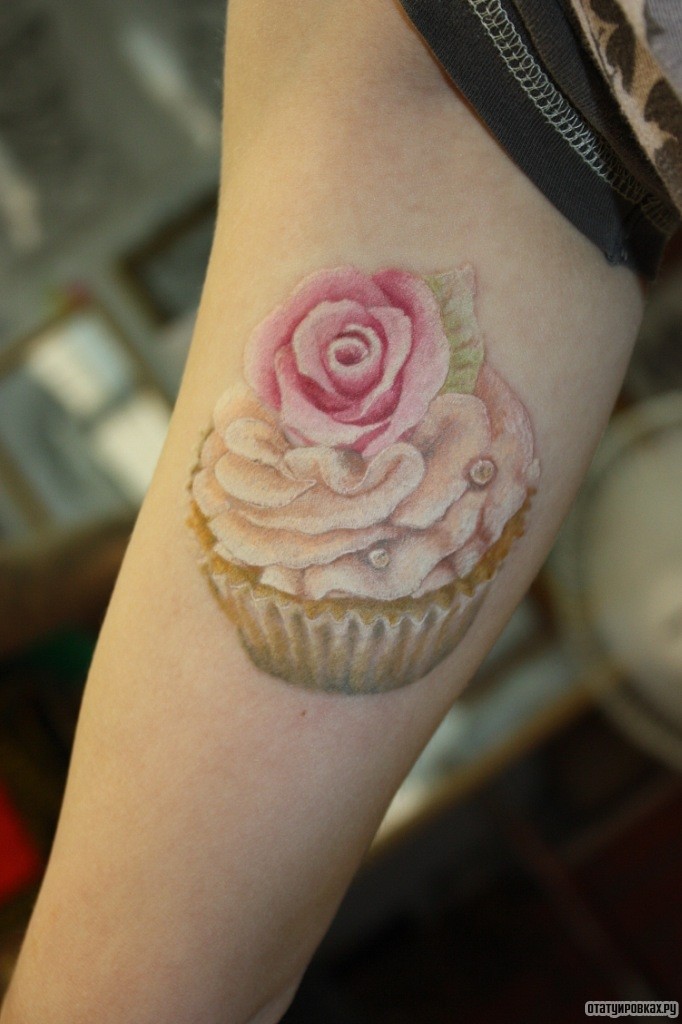 Фотография татуировки под названием «Пирожное с розой»