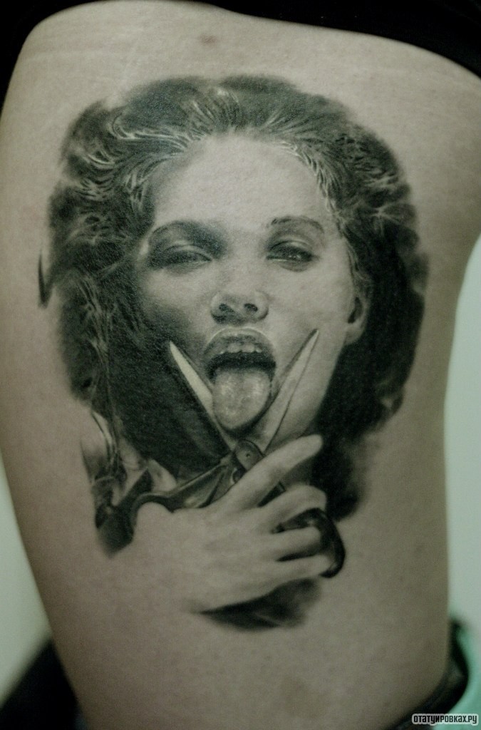 Фотография татуировки под названием «Девушка отрезает язык пожницами»