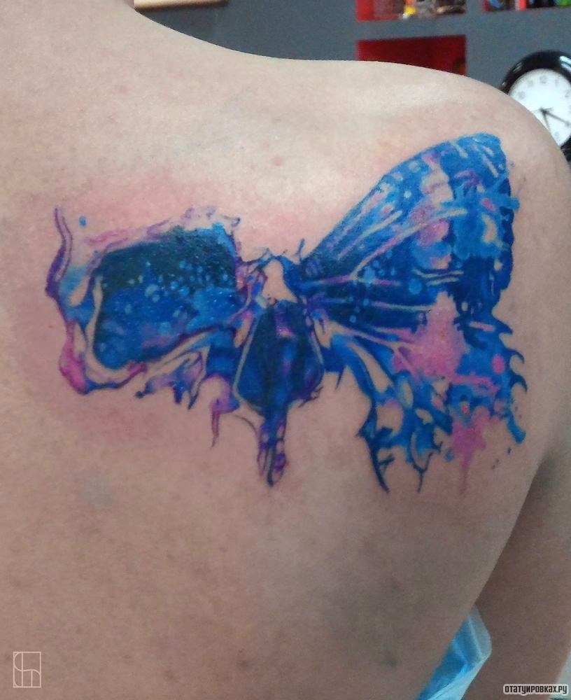 Фотография татуировки под названием «Синяя бабочка»