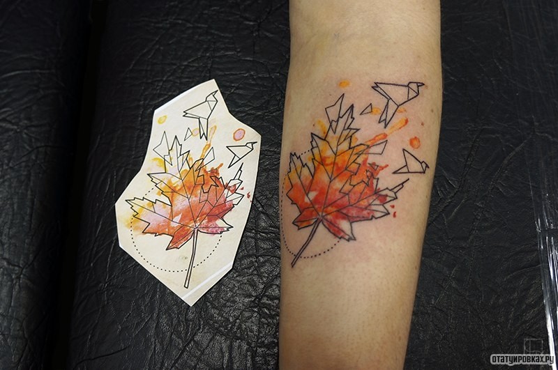 Фотография татуировки под названием «Лист клена и птицы»