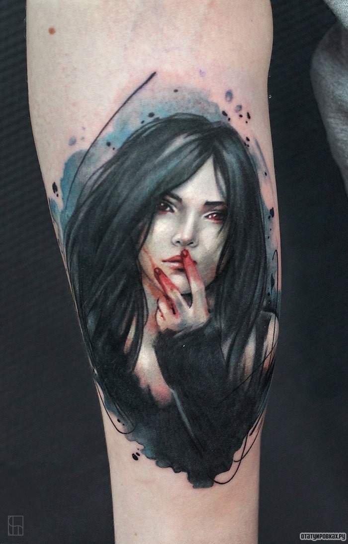 Фотография татуировки под названием «Девушка с кровавыми пальцами рук»