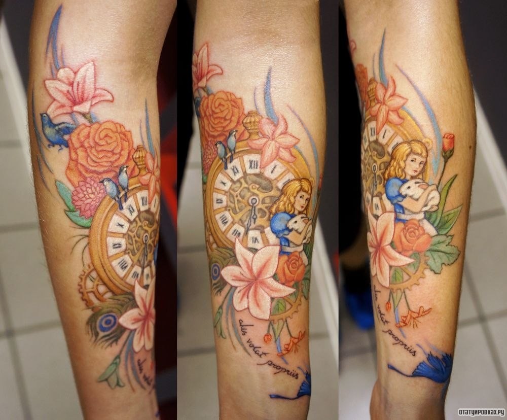 Фотография татуировки под названием «Дюймовочка, цветы и часы»