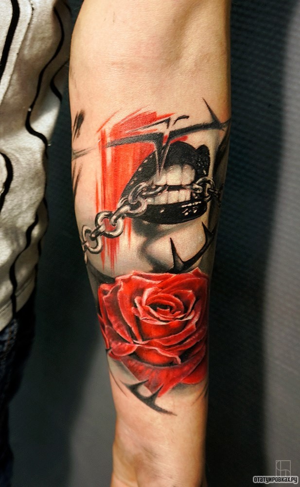 Фотография татуировки под названием «Женский рот с цепью в зубах и роза с шипами»