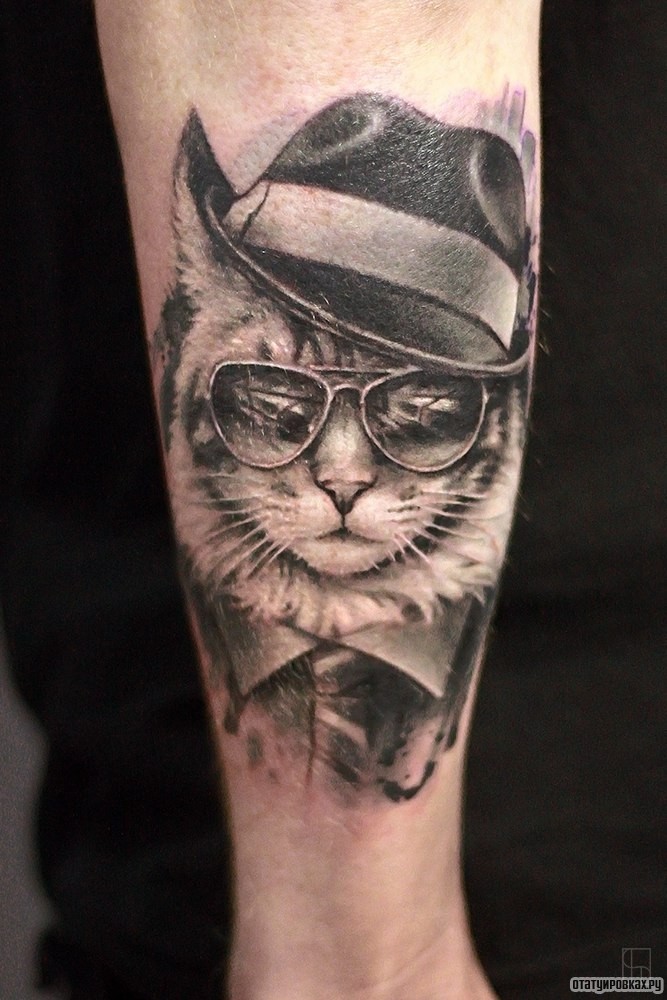 Фотография татуировки под названием «Кот в очках и шляпе»
