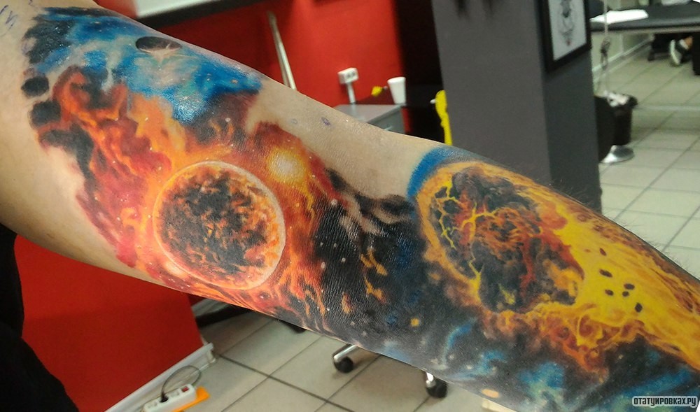 Фотография татуировки под названием «Космос, планеты»