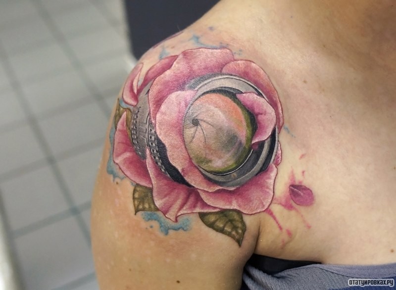 Фотография татуировки под названием «Роза как объектив»