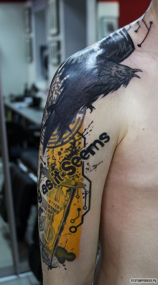 Фотография татуировки под названием «Ворон и песочные часы»