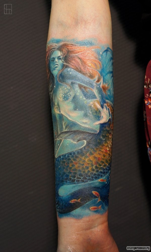 Фотография татуировки под названием «Синяя девушка и рыба»