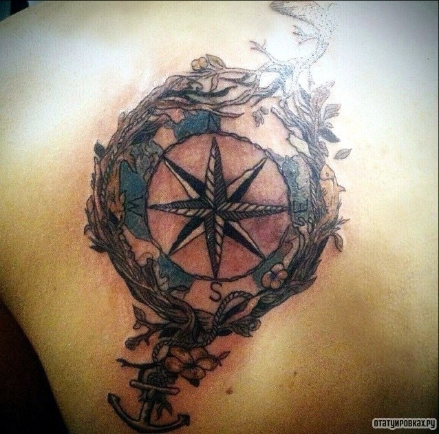 Фотография татуировки под названием «Роза ветров, якорь, уроборос»
