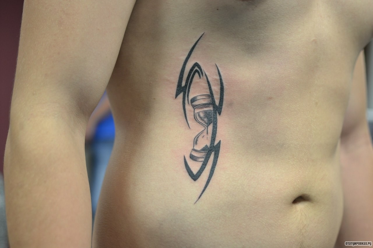 Фотография татуировки под названием «Узор песочные часы»