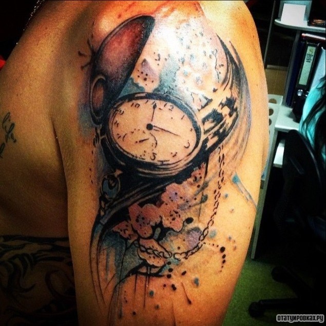 Фотография татуировки под названием «Часы на цепочке»