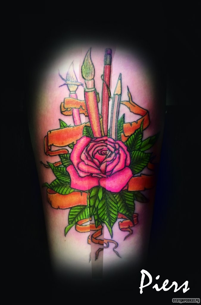 Фотография татуировки под названием «Роза и кисточки»
